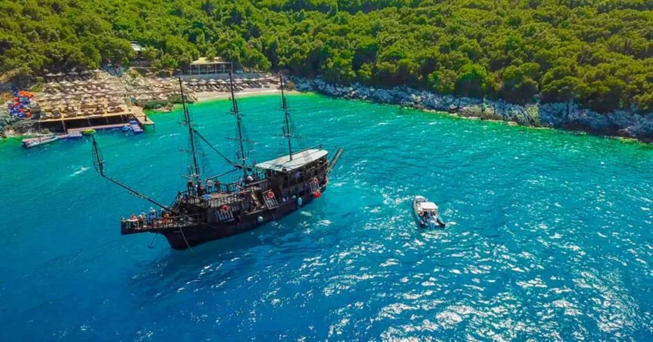 Udhetim me anije - Anija Pirate - xhiro me anije ne vlore - Shetitje me varke Liburna Cruises Vlore - udhetim me anije - Anija Pirate - xhiro me anije ne vlore - Shetitje me varke