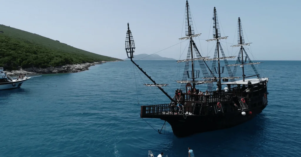 Liburna Vlore - udhetim me anije - Anija Pirate - xhiro me anije ne vlore - Shetitje me varke Liburna Cruises Vlore - udhetim me anije - Anija Pirate - xhiro me anije ne vlore - Shetitje me varke