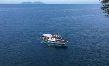 Anija teuta ne lundrim drejt sazanit