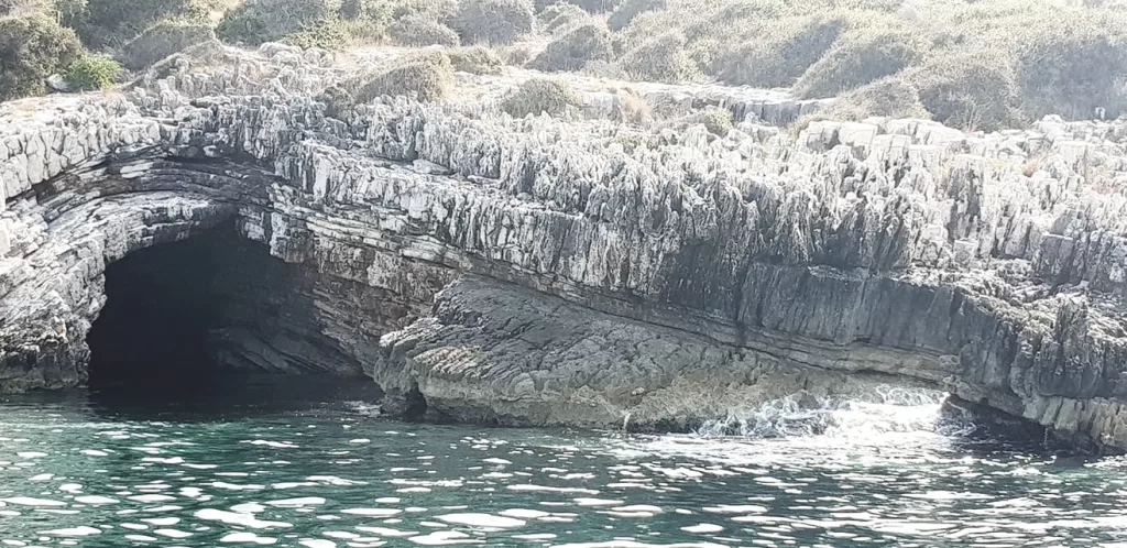 Shpella e Breshkave ne Sarande - Boat Trip to Saranda